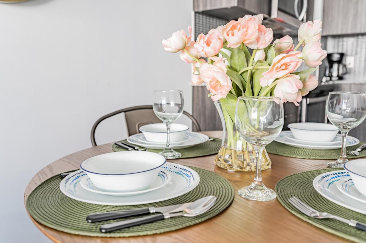 Condo In Parklawn & Lake Shore With Free Parking Close To Airport Toronto Exteriör bild