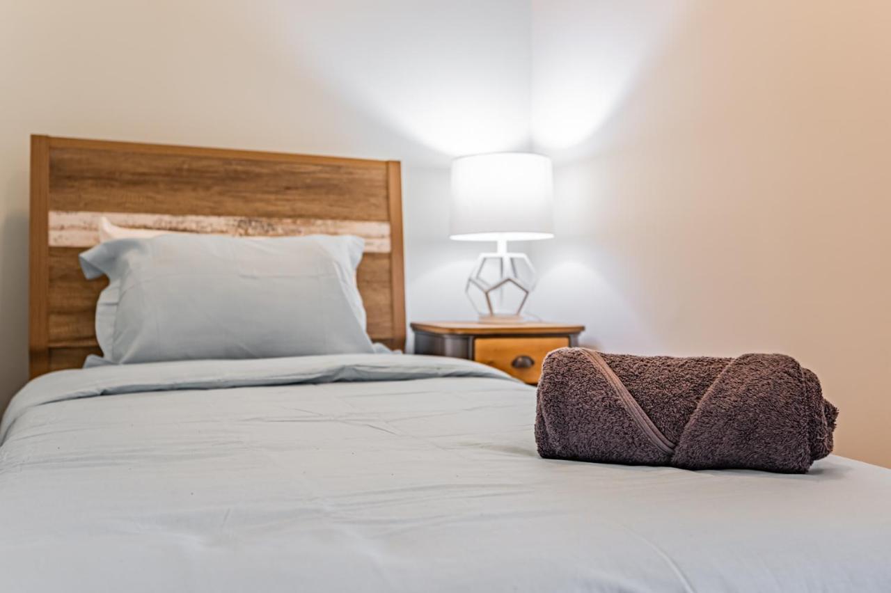 Condo In Parklawn & Lake Shore With Free Parking Close To Airport Toronto Exteriör bild