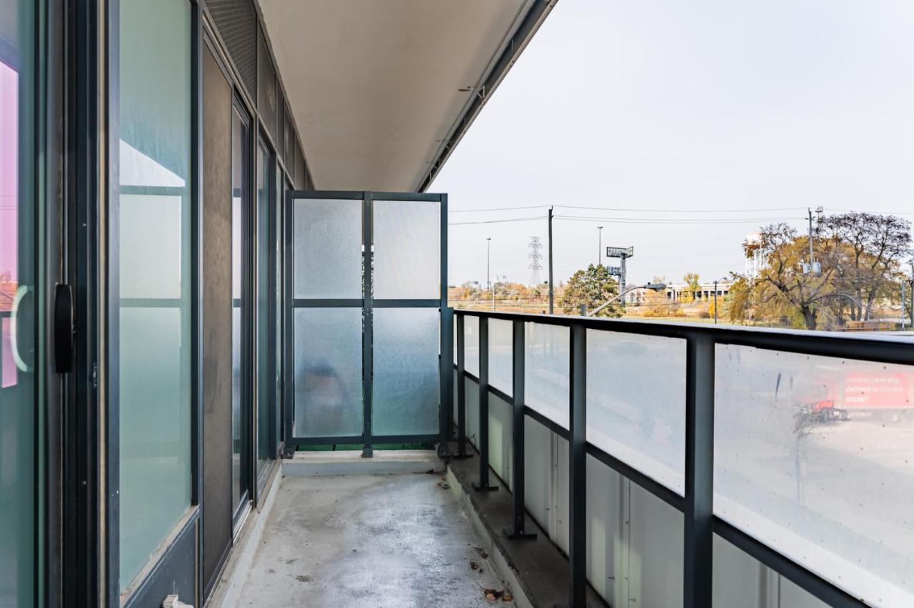Condo In Parklawn & Lake Shore With Free Parking Close To Airport Toronto Exteriör bild
