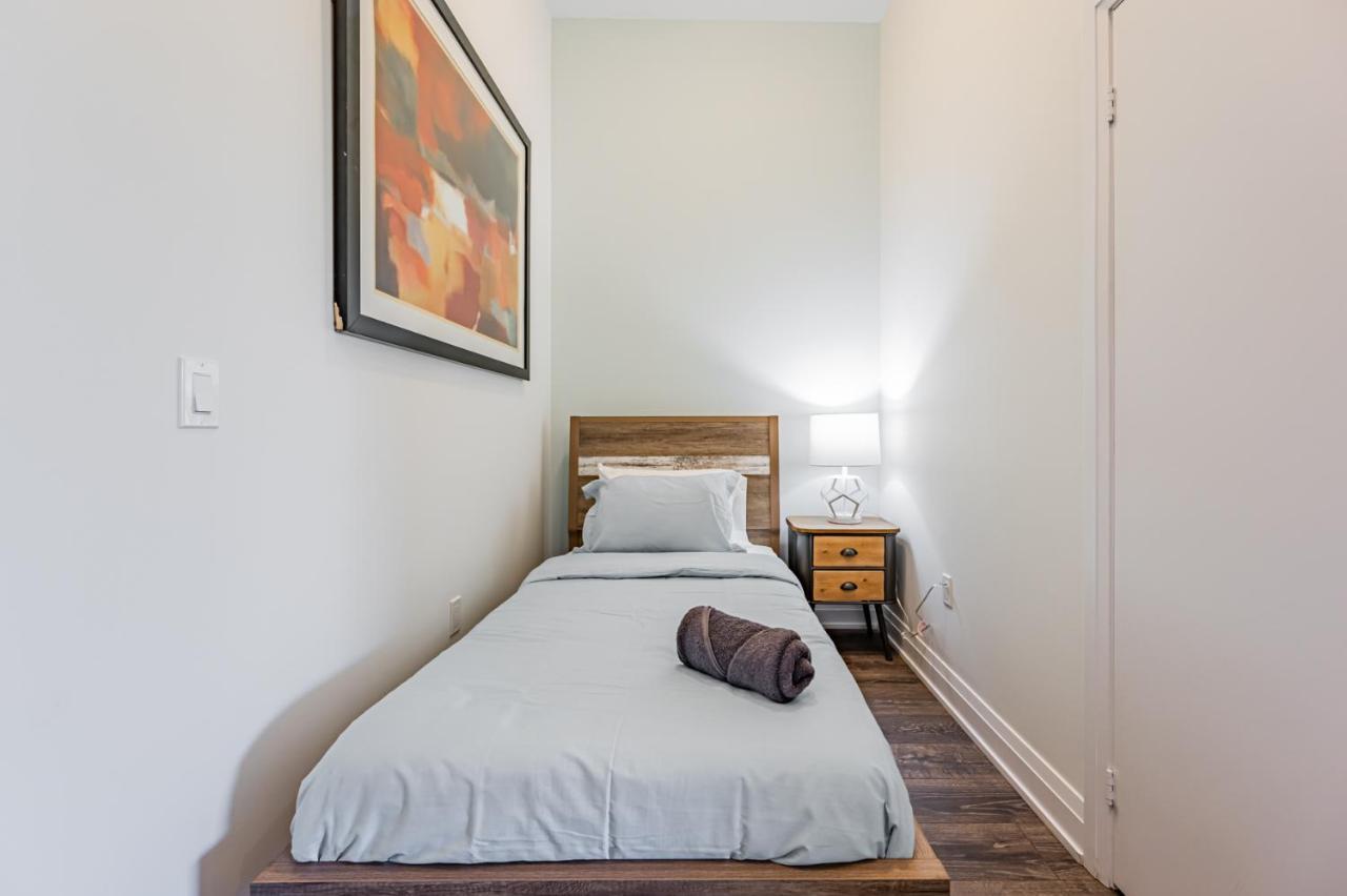 Condo In Parklawn & Lake Shore With Free Parking Close To Airport Toronto Exteriör bild