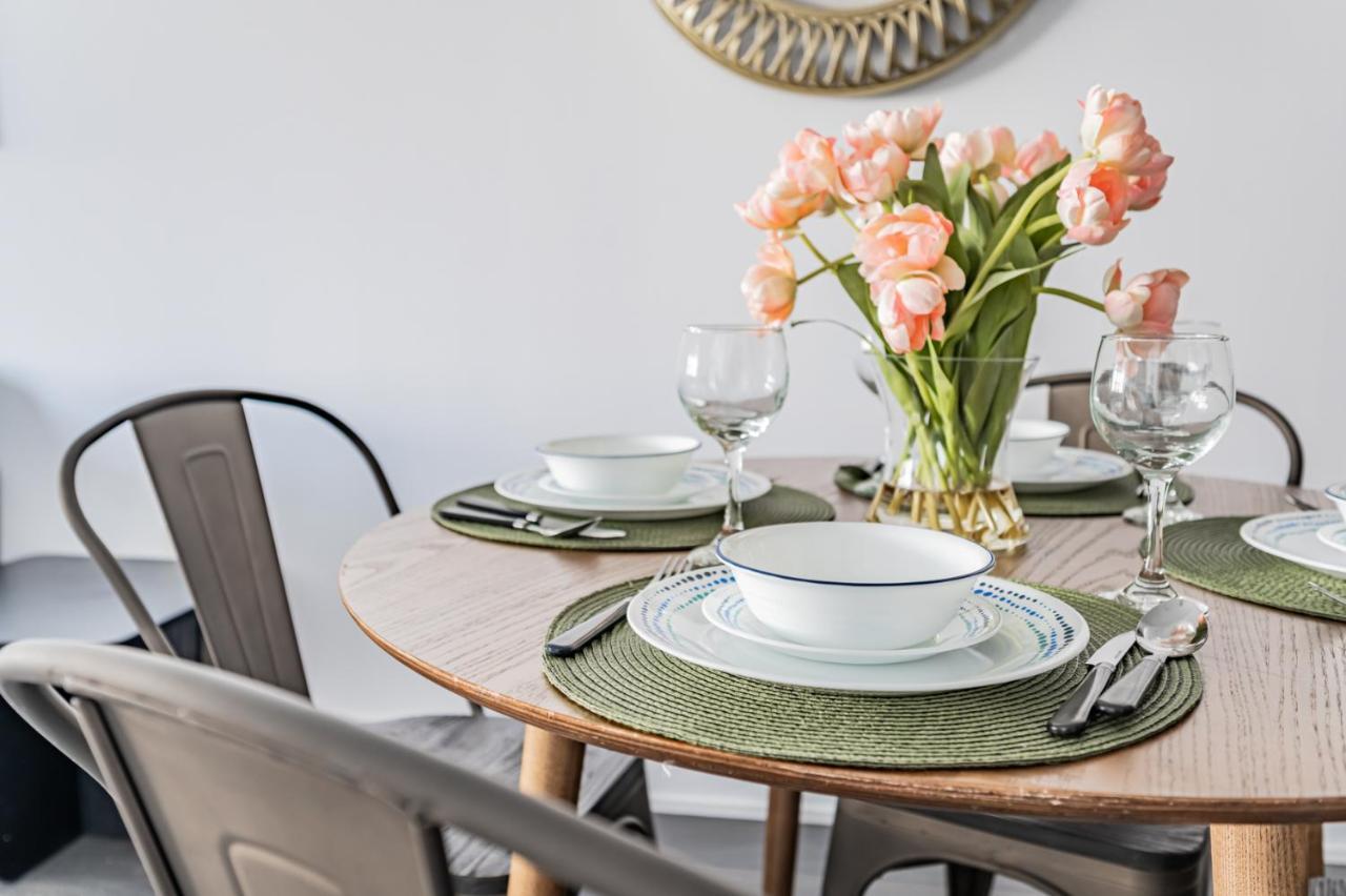 Condo In Parklawn & Lake Shore With Free Parking Close To Airport Toronto Exteriör bild