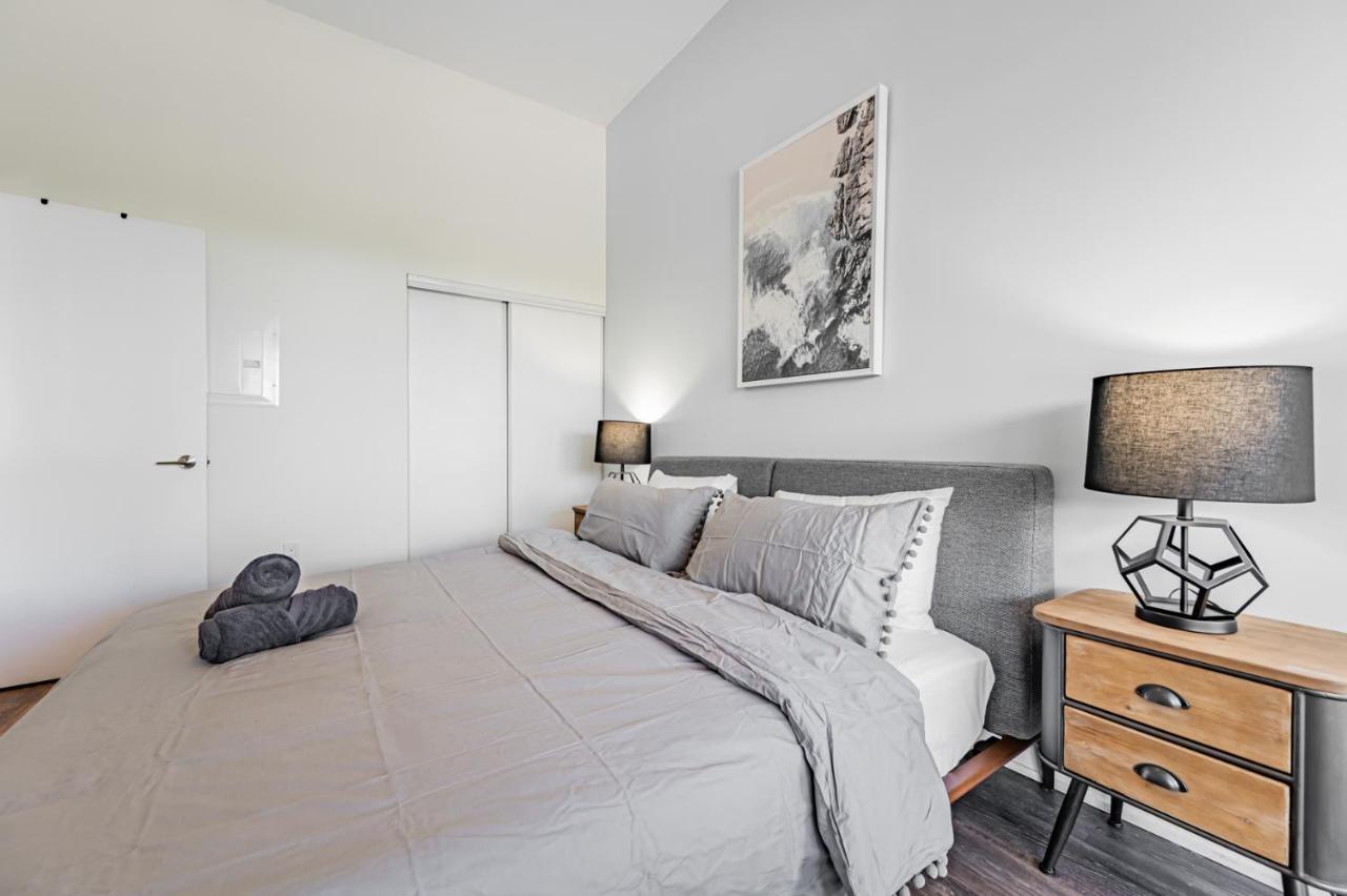 Condo In Parklawn & Lake Shore With Free Parking Close To Airport Toronto Exteriör bild